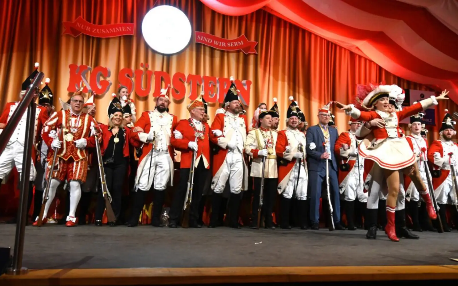 Auch Oberbürgermeister Sören Link (rechts) stand beim Tanz der Roten Funken aktiv mit auf der Bühne. Foto: sam