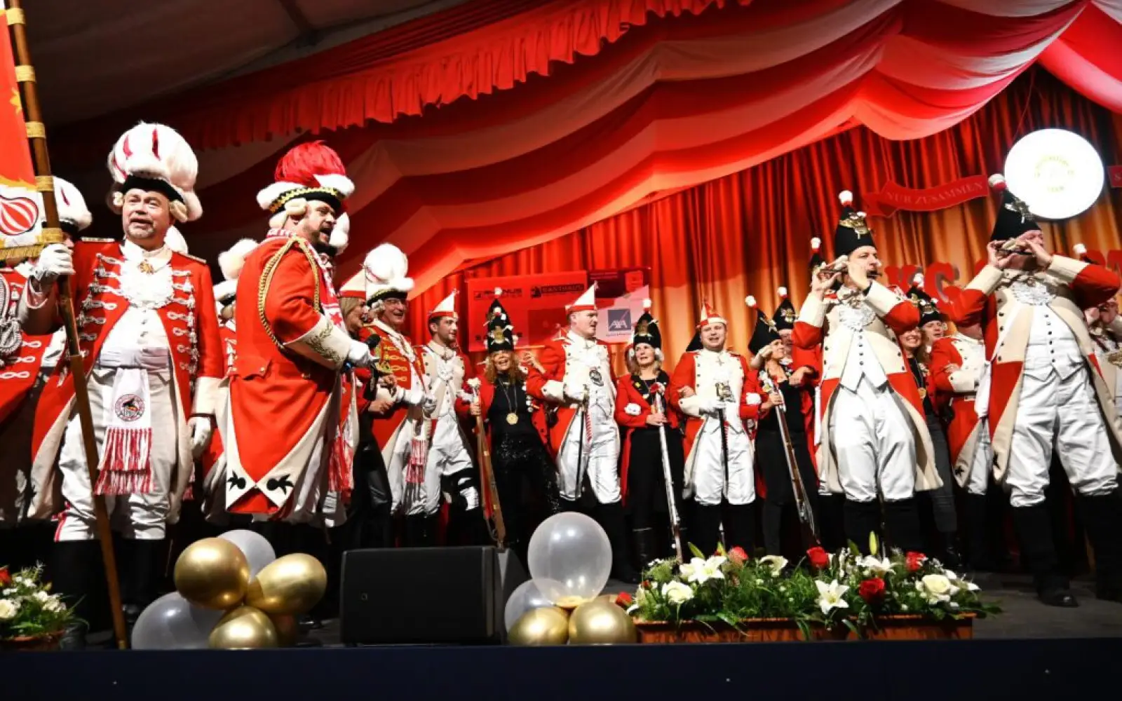 Wurden von den Kölner Tänzern mit auf die Bühne gezogen: die „Sermerellas“. Foto: sam