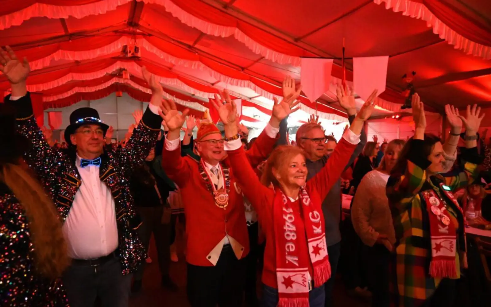 Im Sermer Festzelt herrschte ausgelassene Stimmung. Foto: sam