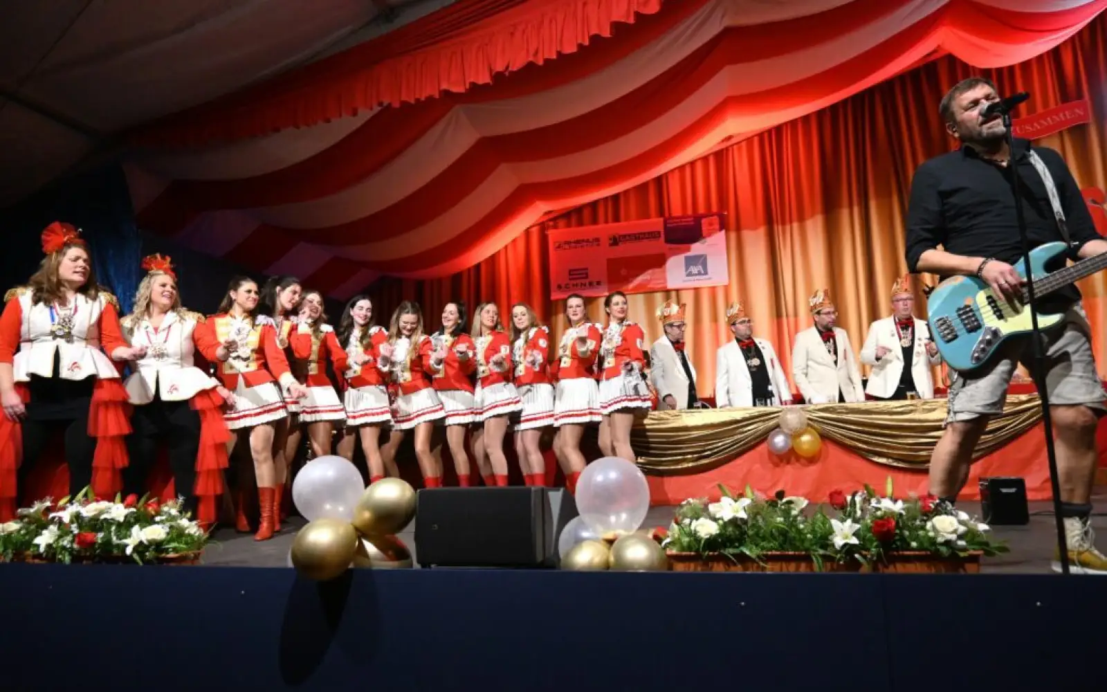Die Kölner Stimmungsband „Boore“ animierte zum Mitsingen und Tanzen. Foto: sam
