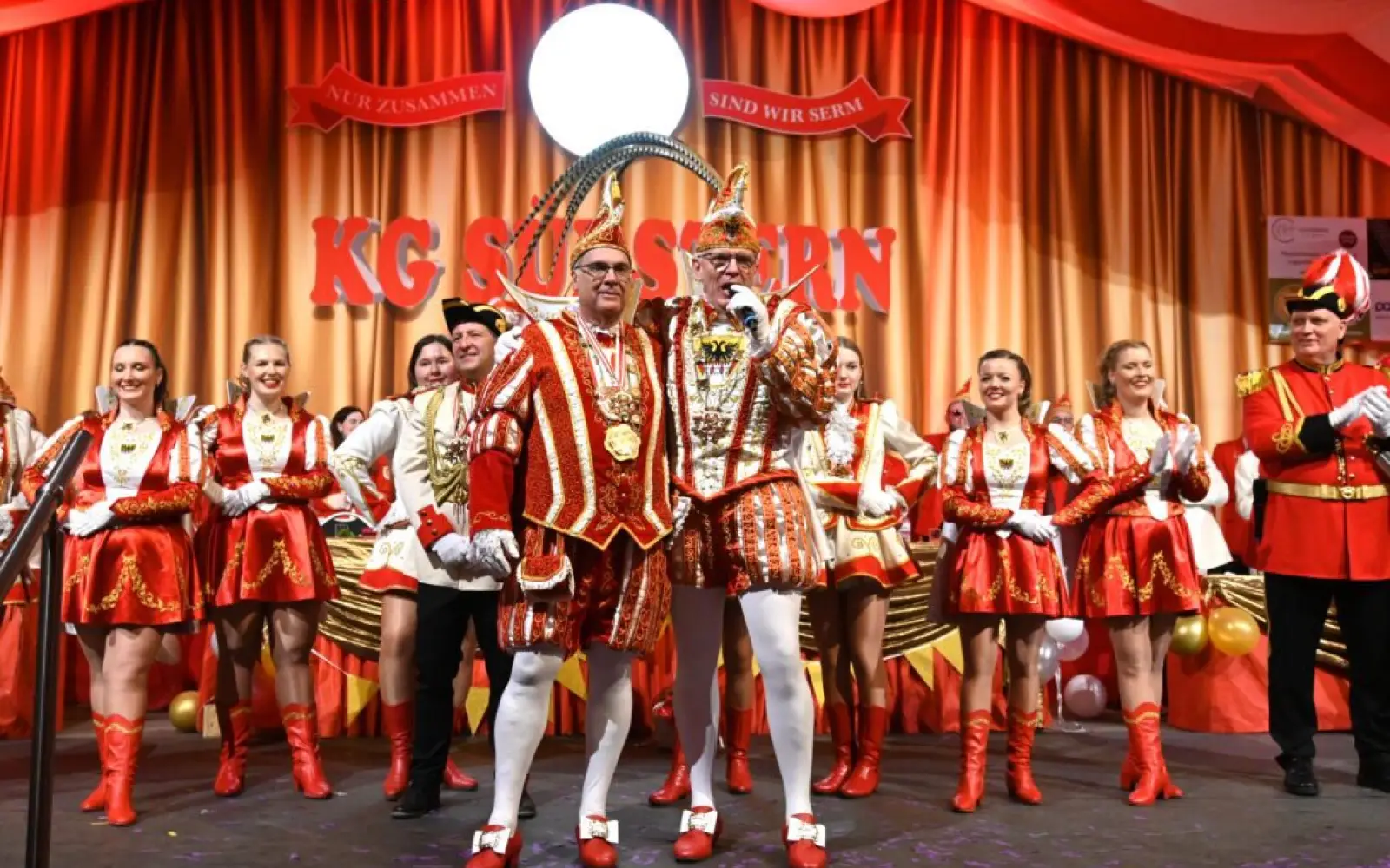 Zwei Prinzen auf Augenhöhe in einer Stadt – das macht Lust auf weitere Treffen: Prinz Michael II. (links) aus Serm und Stadtprinz Holger II. Foto: sam
