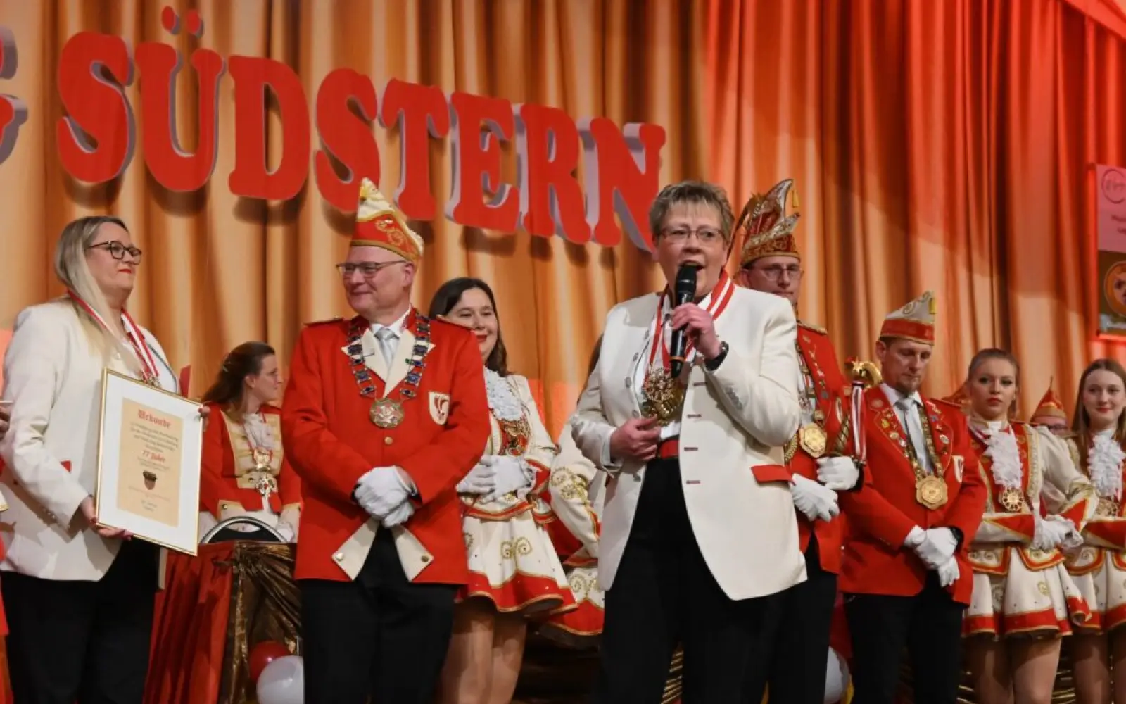 Gerührt nahm Patricia Kerst, HdK-Geschäftsführerin, als Erste den neuen KG-Orden in Empfang. Foto: sam