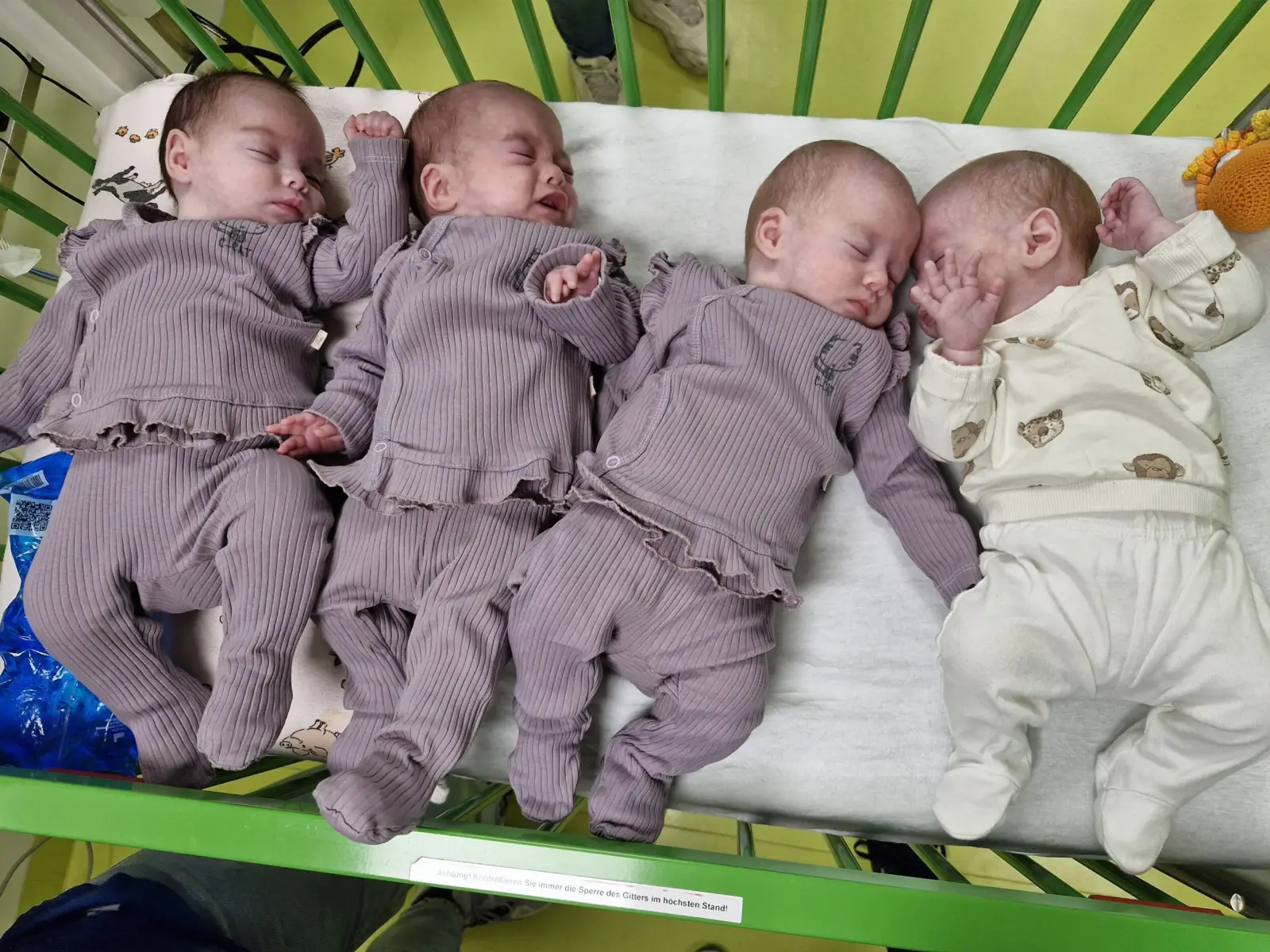 Die Vierlinge Hira, Elisa, Eflin und Elyesa sind am 4. November 2024 im Florence-Nightingale-Krankenhaus geboren worden. Ein Team aus fast 20 Fachkräften war an der Erstversorgung beteiligt. Foto: Kaiserswerther Diakonie