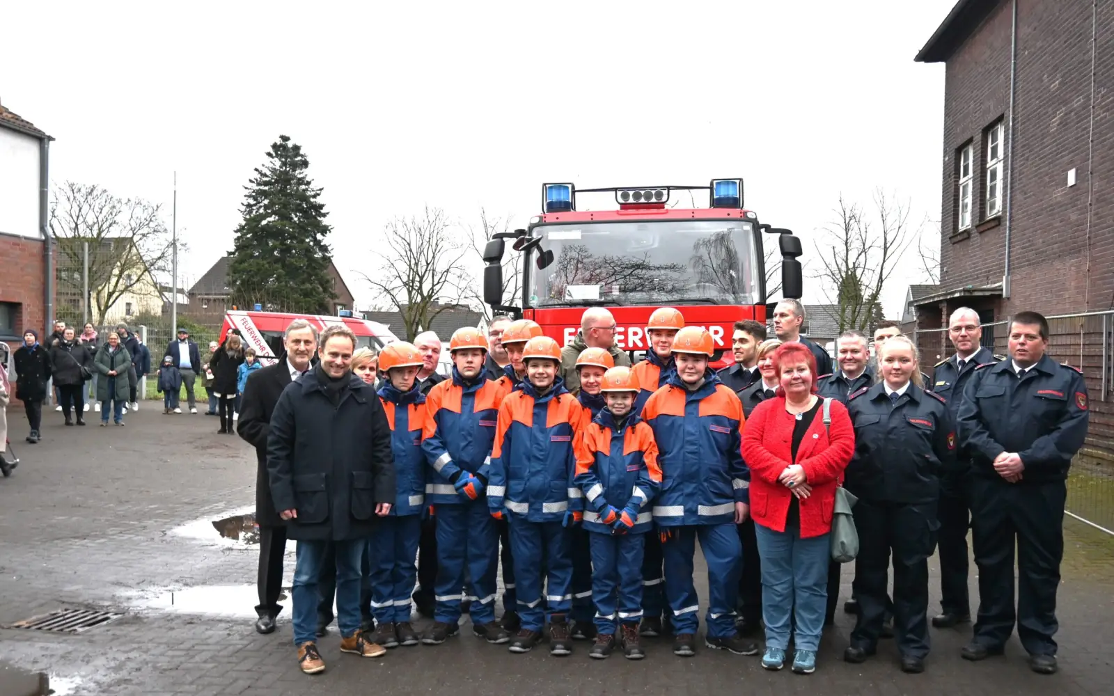 Das offizielle Gründungsfoto der Jugendabteilung des Löschzugs 750 mit Vertretern aus Politik und Verwaltung. Foto: sam