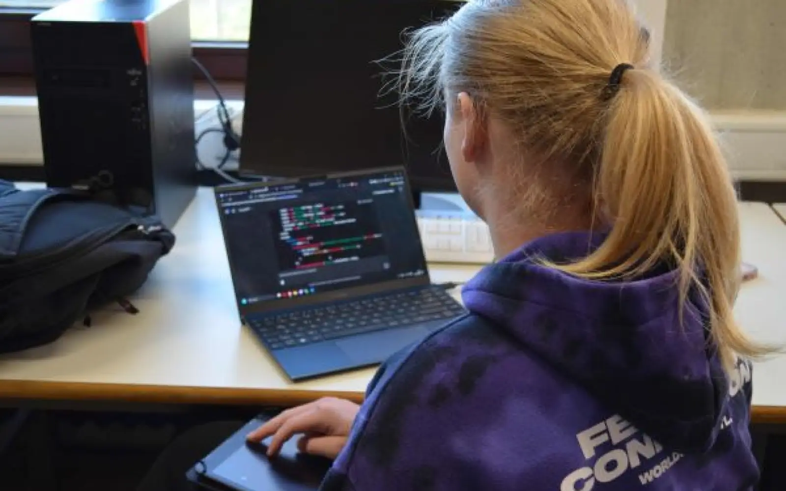 Am Bertolt-Brecht-Berufskolleg lernen Schülerinnen und Schüler das Programmieren in modernen IT-Räumen. Foto: BBBK