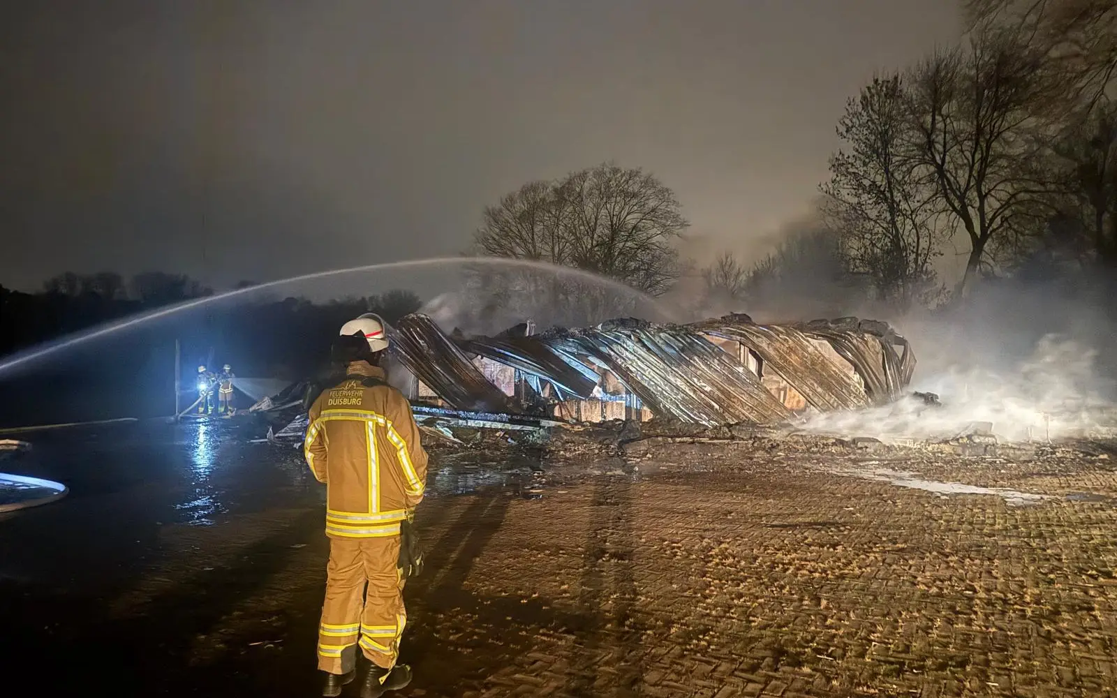 Vollkommen abgebrannt ist der Freibad-Imbiss in Wedau. Foto: Werner von Häfen  