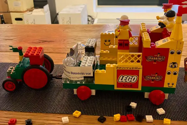 LEGO-Club Kaiserswerth baut den Düsseldorfer Rosenmontagszug nach