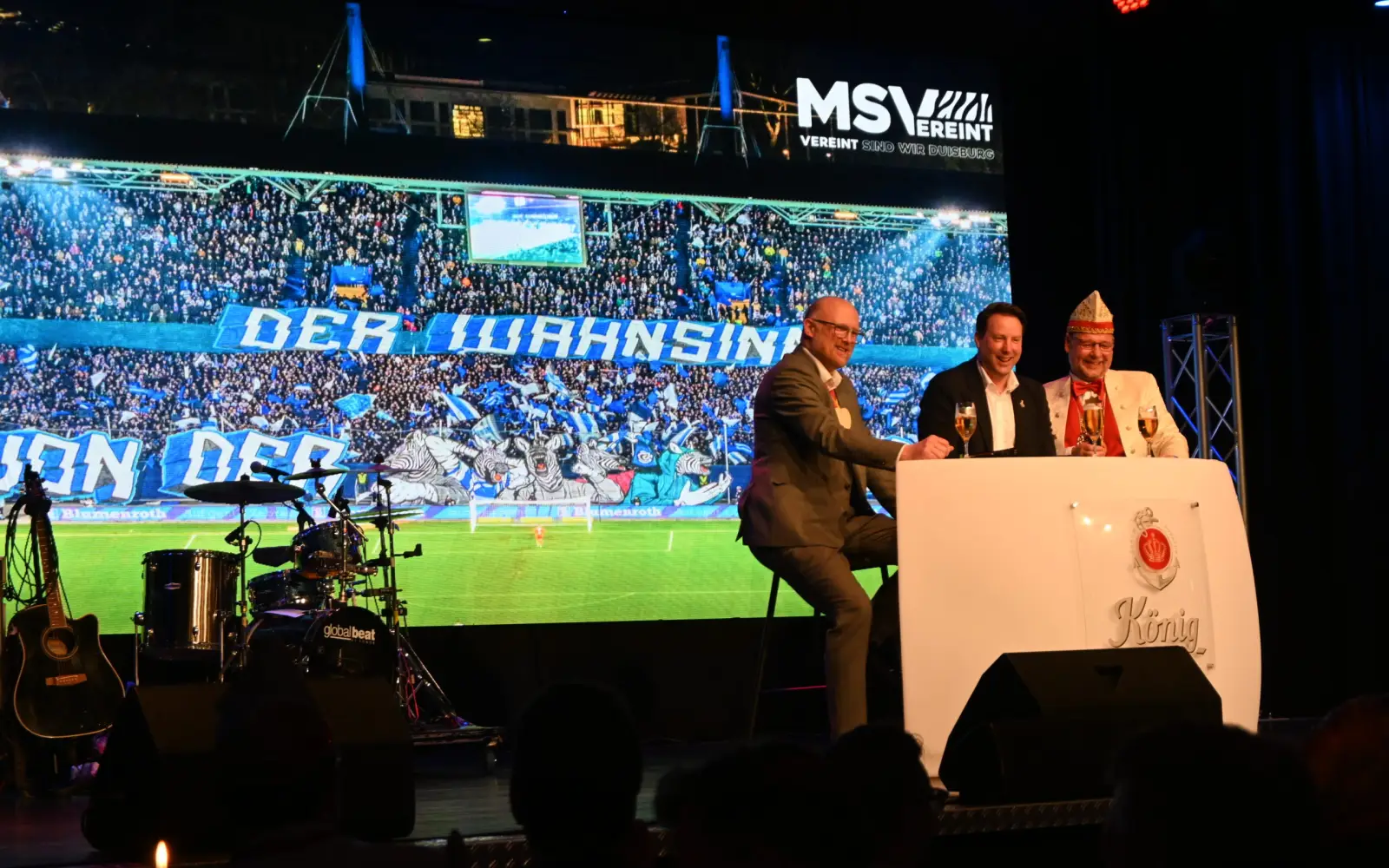 Statt langatmiger Laudatio gab es einen Talk an der Theke, vor Wedau-Kulisse (von links): Oberbürgermeister Sören Link, Christian Koke und HDK-Präsident Michael Jansen. Foto: sam