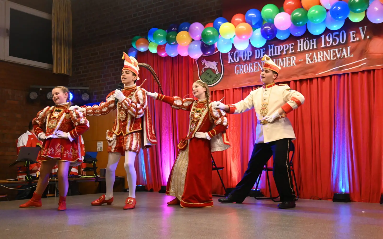 Die Kinderprinzencrew der Stadt Duisburg präsentierte sich souverän auf der Bühne in Großenbaum. Foto: sam