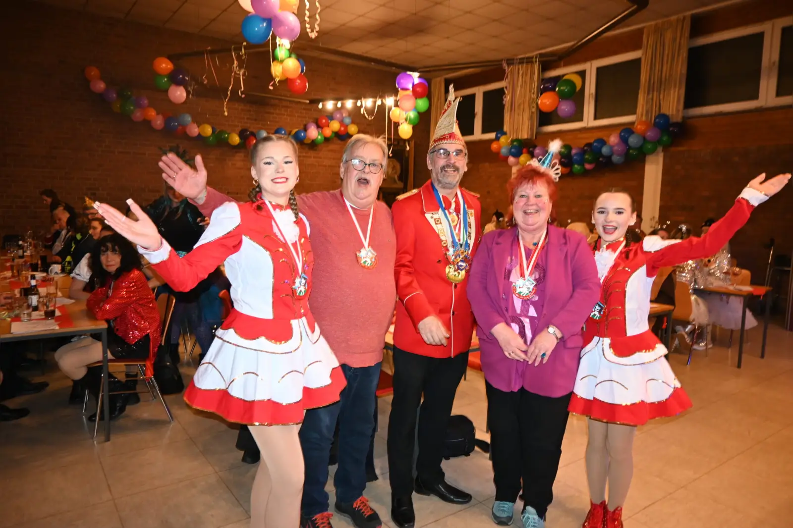 KG-Präsident Brian Oehlschlägel (Mitte) begrüßte mit den Paginnen Lara (links) und Dafina Bezirksbürgermeisterin Beate Lieske und Ratsherr Dieter Lieske. Foto: sam