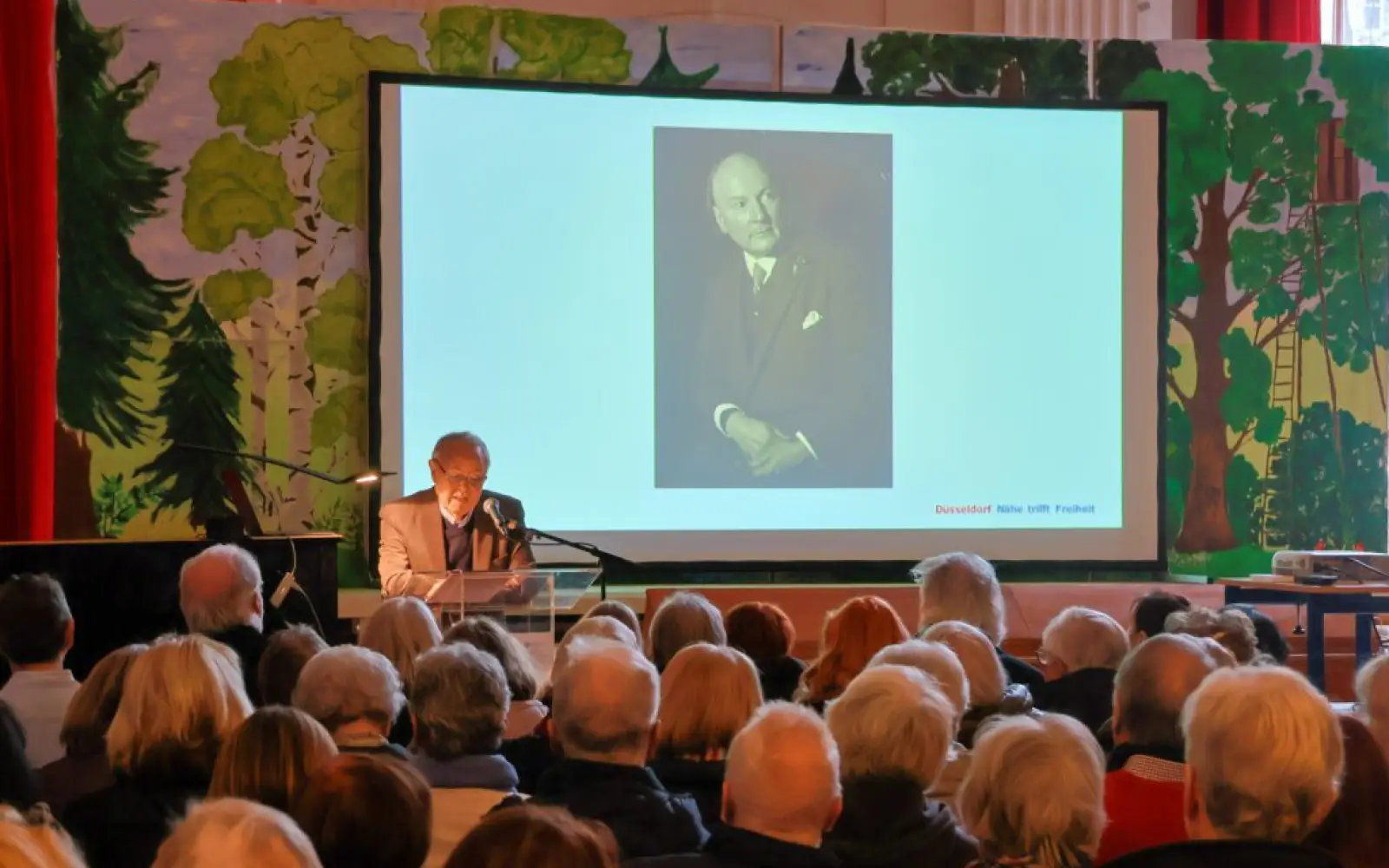 Prof. Dr. Eckard Grunewald bei seinem Vortrag Foto: ah