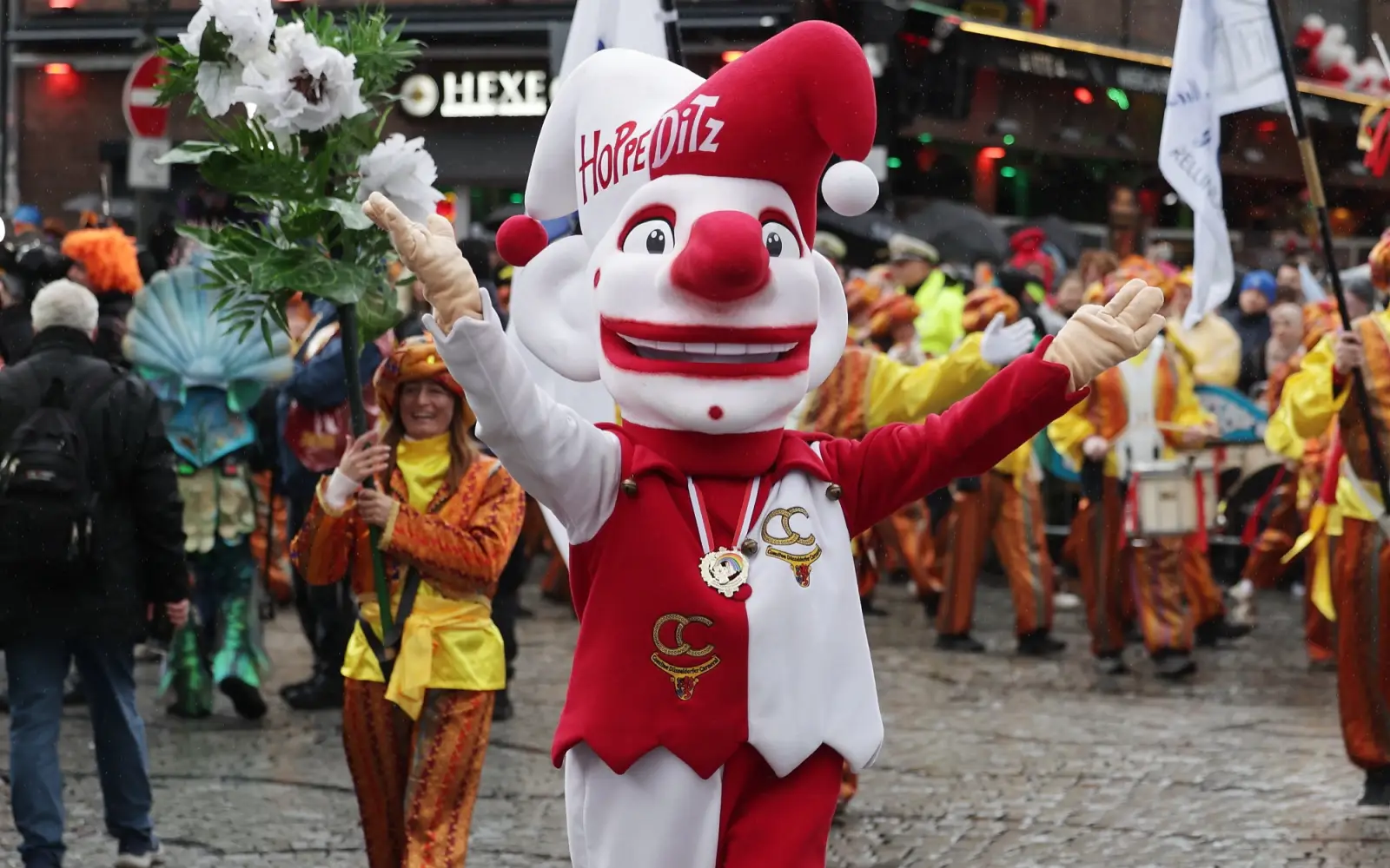 „Mer Bliewe Bunt – Ejal Wat Kütt!“: 700.000 feiern beim Rosenmontagszug