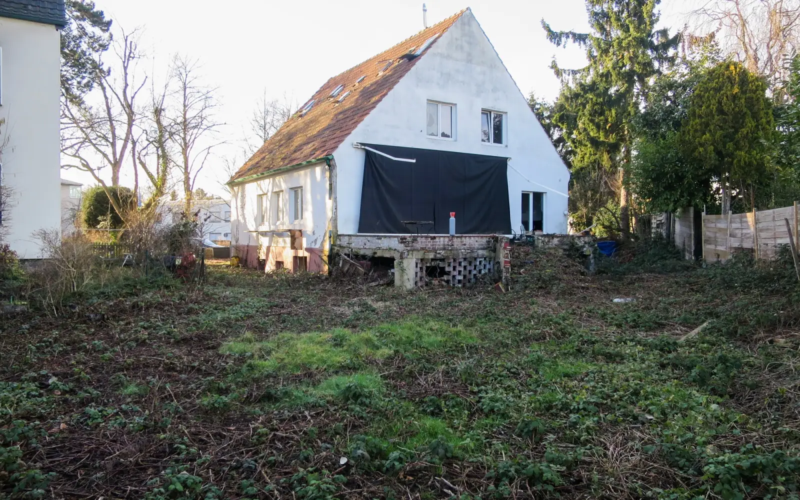 An der Niederrheinstraße hat ein Bauherr anstelle eines, mehrere Einfamilienhäuser und ein Mehrfamilienhaus vorgesehen. Die Bezirksvertretung hat dieser baulichen Verdichtung nicht zugestimmt. Foto: hs