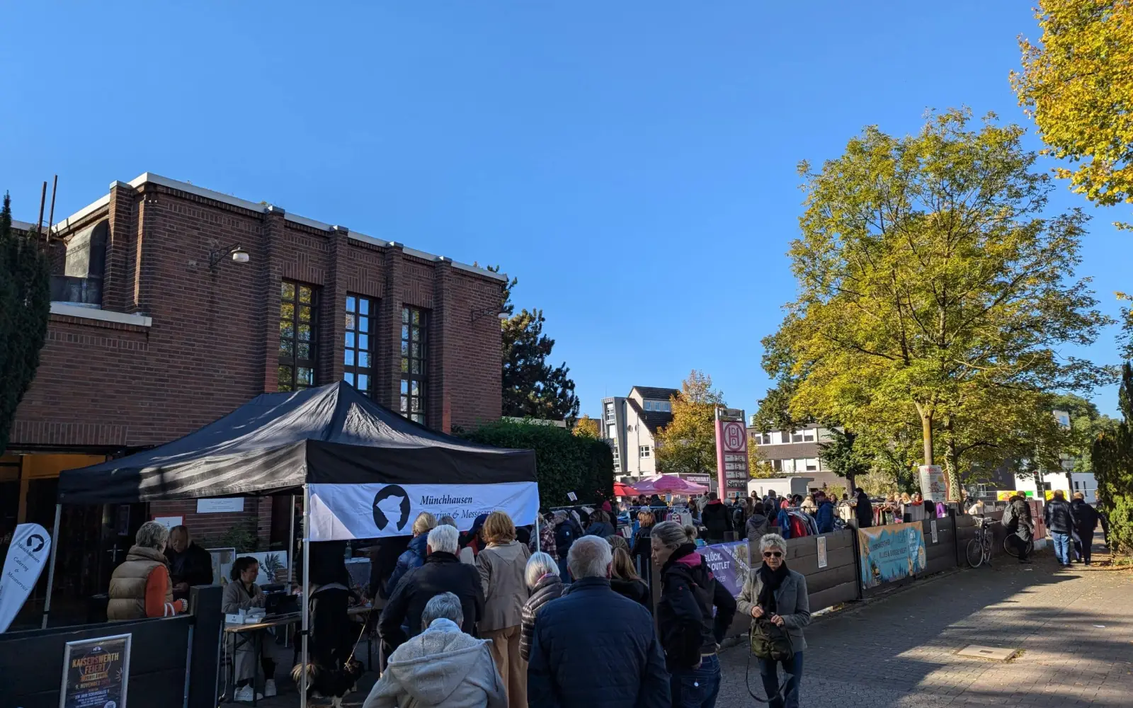 Besucher genießen das bunte Angebot auf dem Markt Trödel und Genuss in Kaiserswerth. Archivfoto: Michael Quack