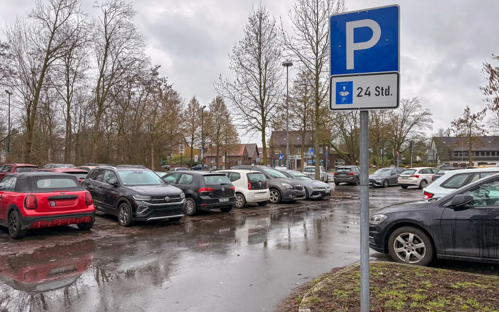 Das Verkehrsschild weisst auf die Neuregelung hin. Foto: cj