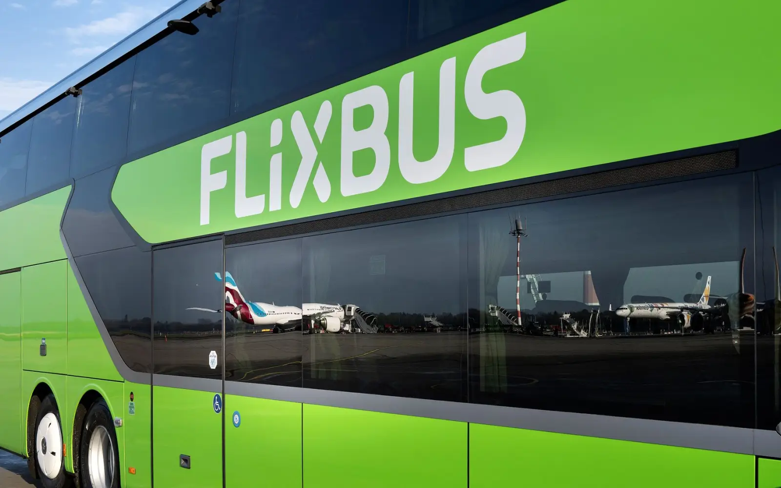 FlixBus weitet sein Angebot am Flughafen Düsseldorf aus. Das globale Travel-Tech-Unternehmen lässt fünf weitere Linien landen. Foto: Flughafen Düsseldorf / Giulio Coscia