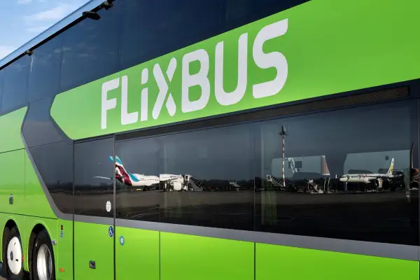FlixBus erweitert Liniennetz am Düsseldorfer Flughafen auf sieben Verbindungen