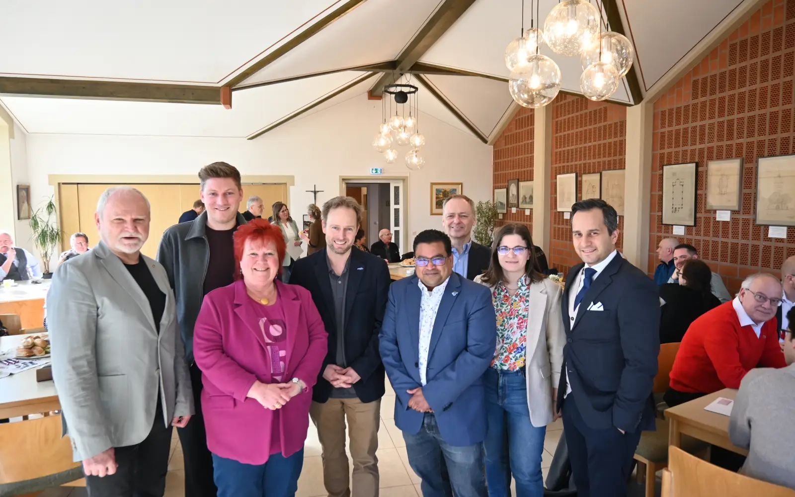 Beim Frühlingsempfang der SPD in Rahm waren dabei (von links): Ratsherr Uwe Ernst, Ratsherr Jannik Neuhaus, Bezirksbürgermeisterin Beate Lieske, Stadtkämmerer Martin Murrack, Vorsitzender Daniel Rosenbach, Bezirksvertreter Christian Hilberger, Vorsitzende Jacqueline Dederichs sowie Mahmut Özdemir (MdB), Vorsitzender der SPD in Duisburg. Foto: sam