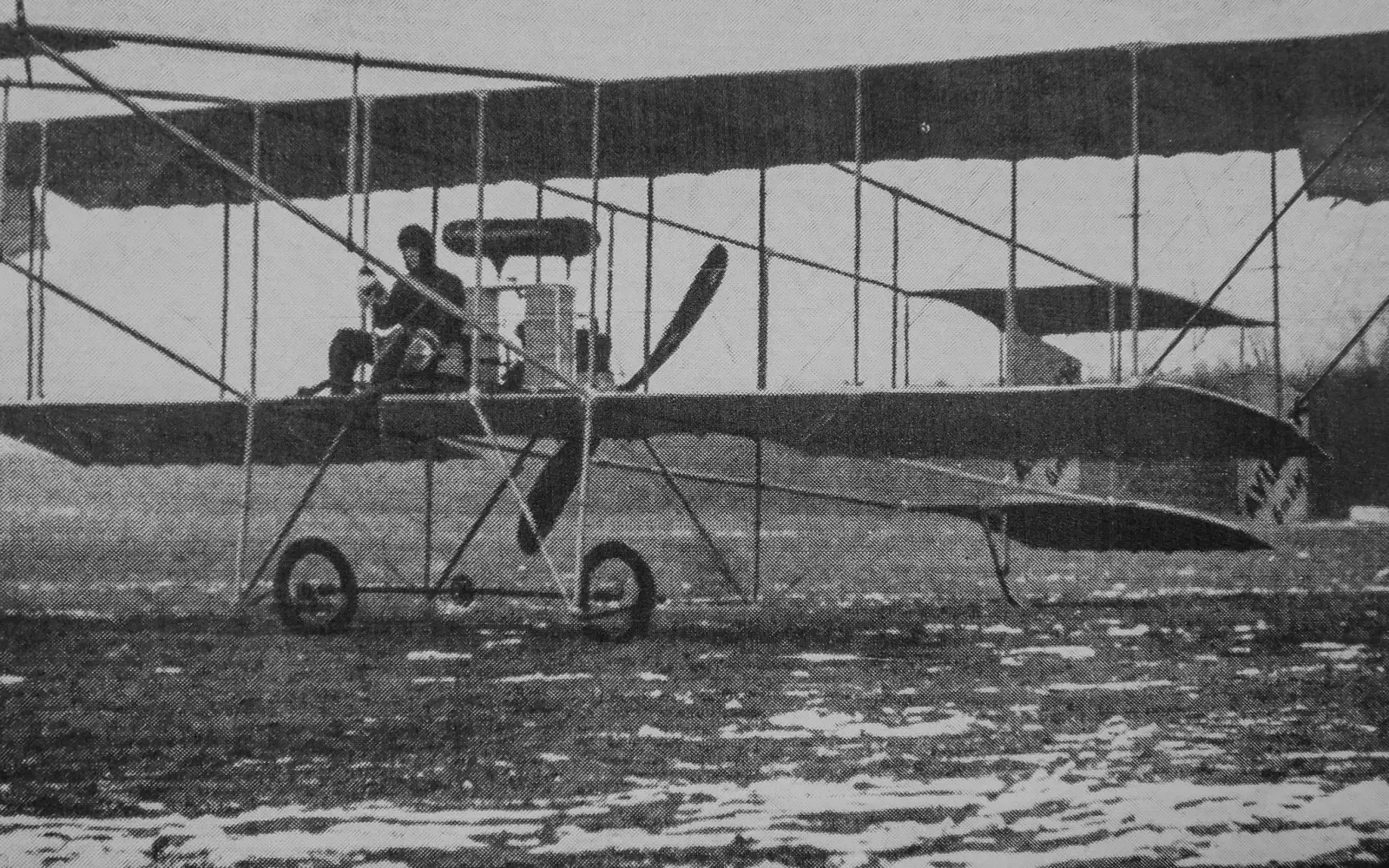 Fritz Schlüter mit Farman-Doppeldecker im März 1911 auf dem Lohauser Flughafen. Quelle: Stadtarchiv Düsseldorf