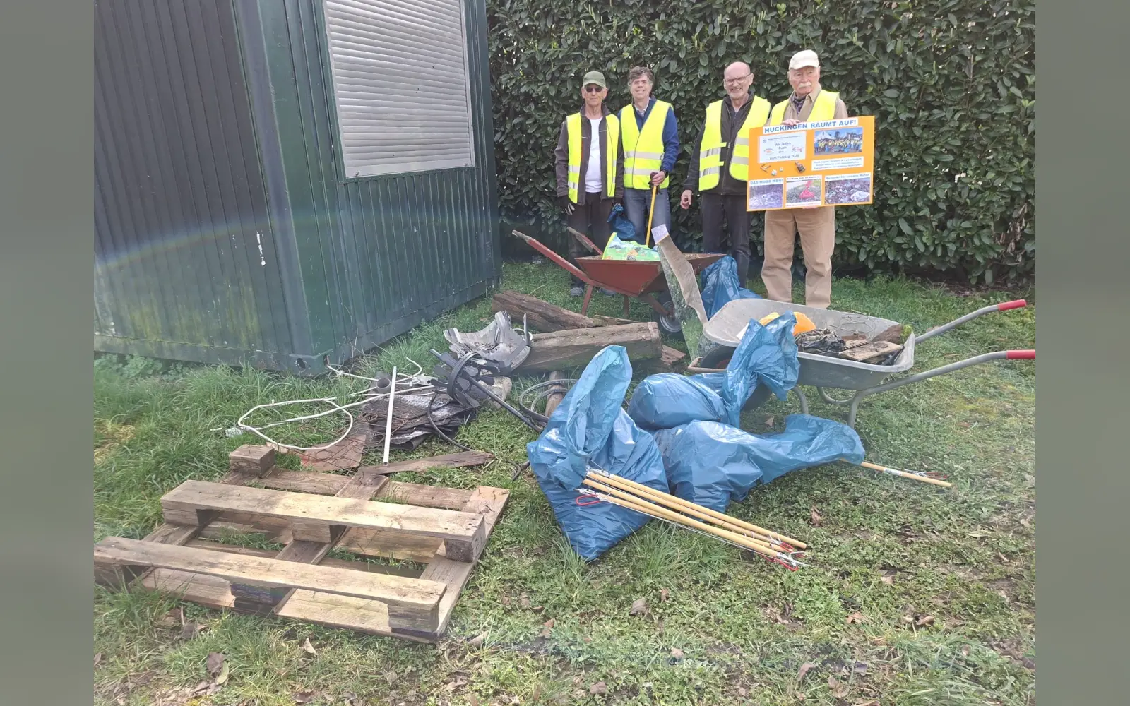 In Kleingruppen zogen die Aktiven durch den Ort. Foto: privat