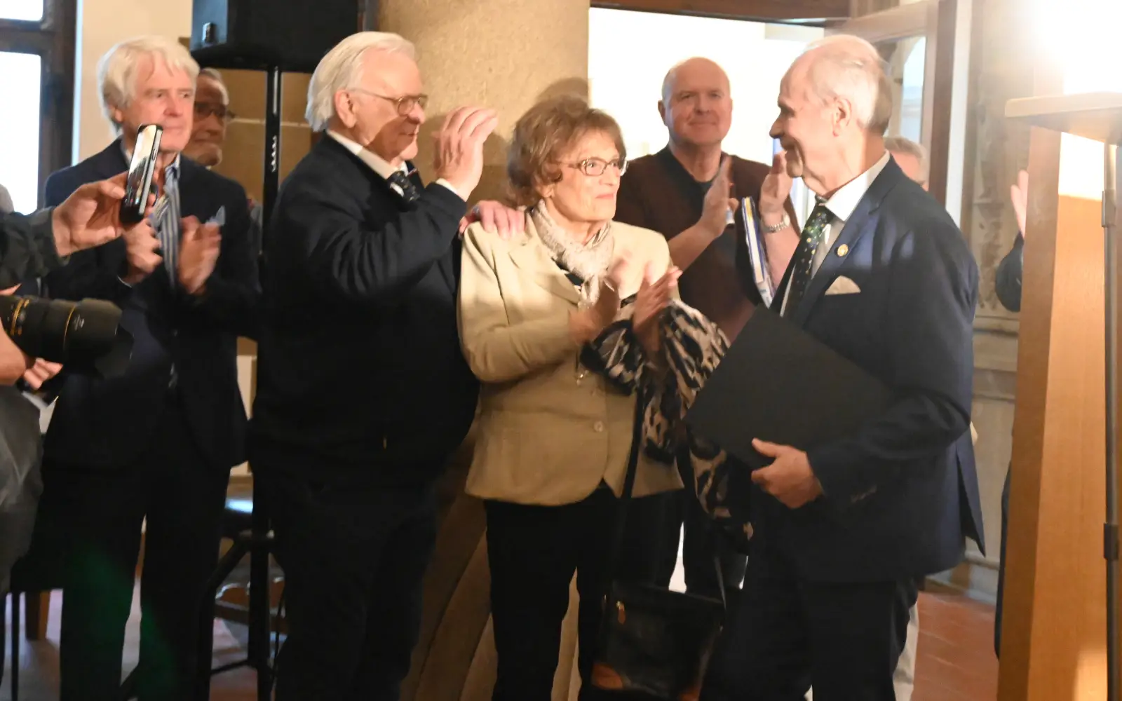 Gemeinsam sieht man sie oft im Duisburger Süden, etwa beim Karnevalsumzug in Serm: "Ennatz" mit Dietmar Linders und dessen Ehefrau Clara. Foto: sam