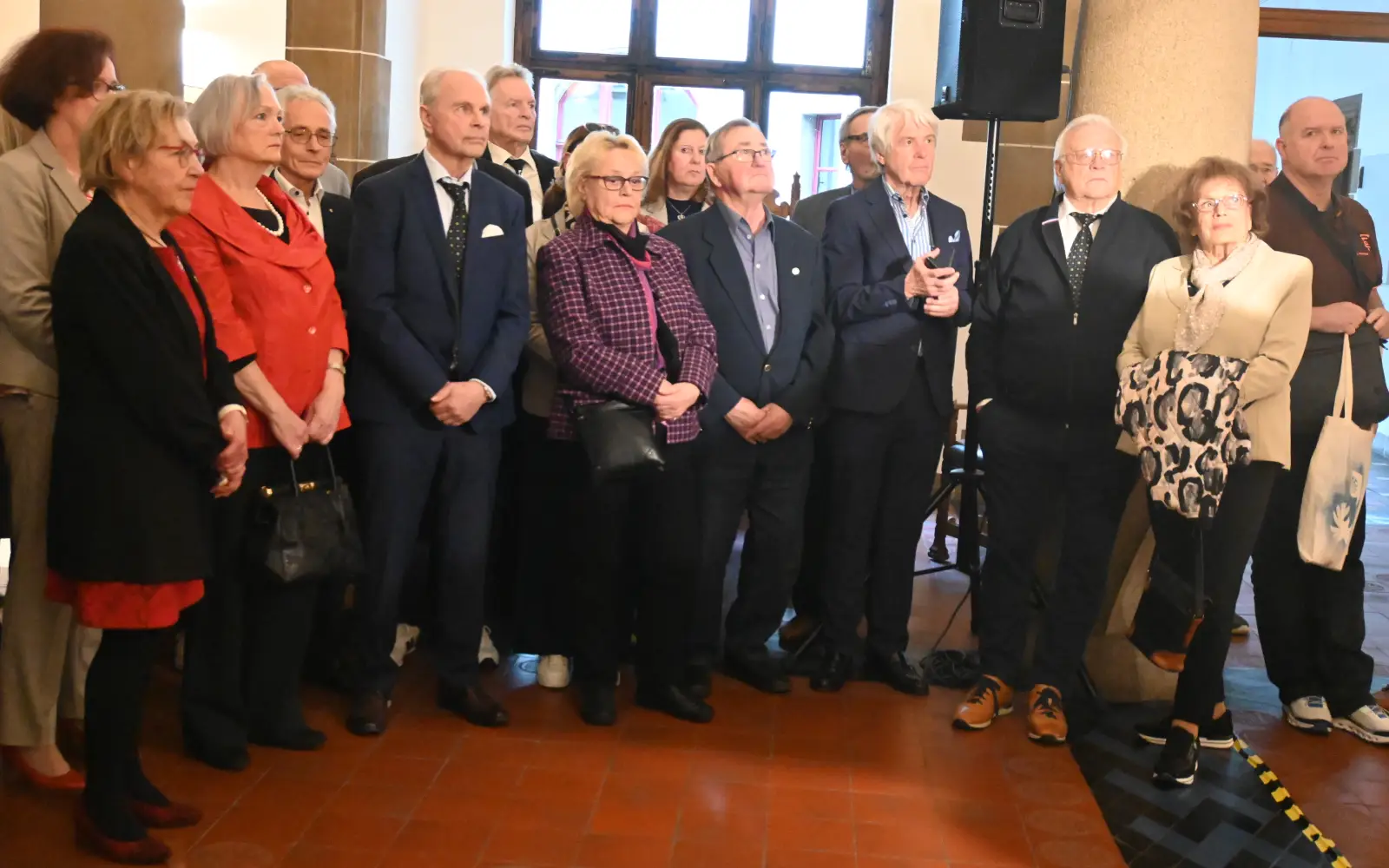 Bei der Ehrung im Rathaus begleiteten viele langjährige Freunde Bernhard Dietz. Mit dabei: Ehefrau Petra (in roter Jacke). Foto: sam
