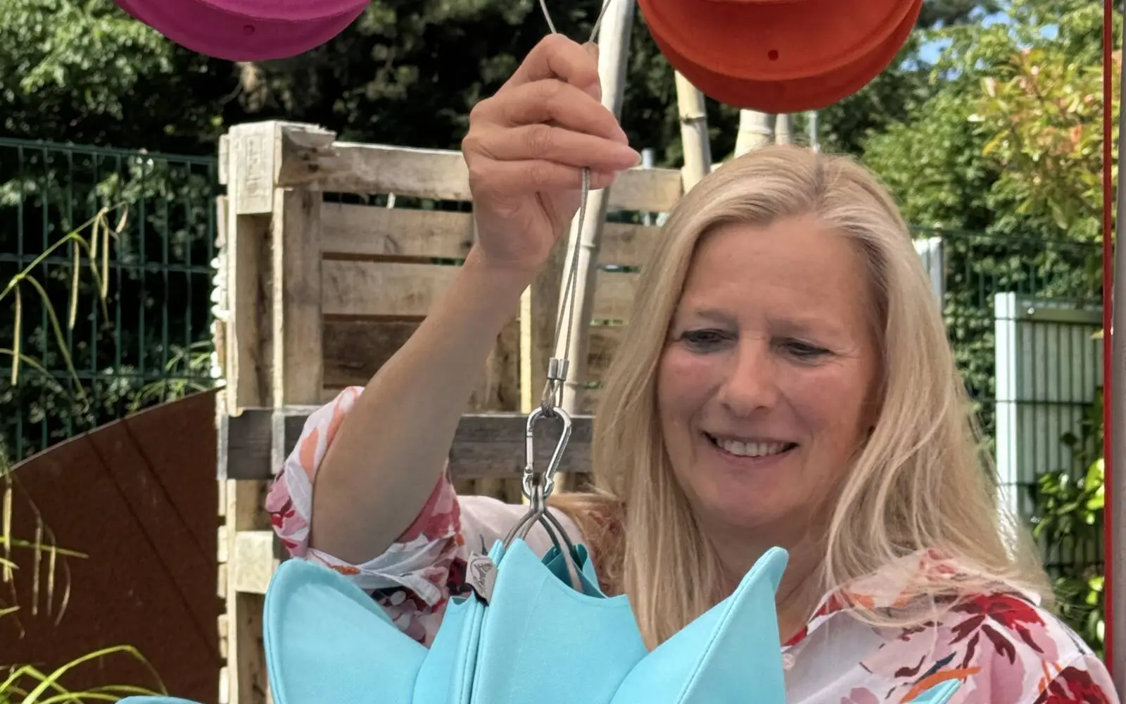 Inhaberin Yvonne Joh präsentiert den wetterfesten Lampion Barlooon im Showroom in Huckingen. Foto: YOH-ART