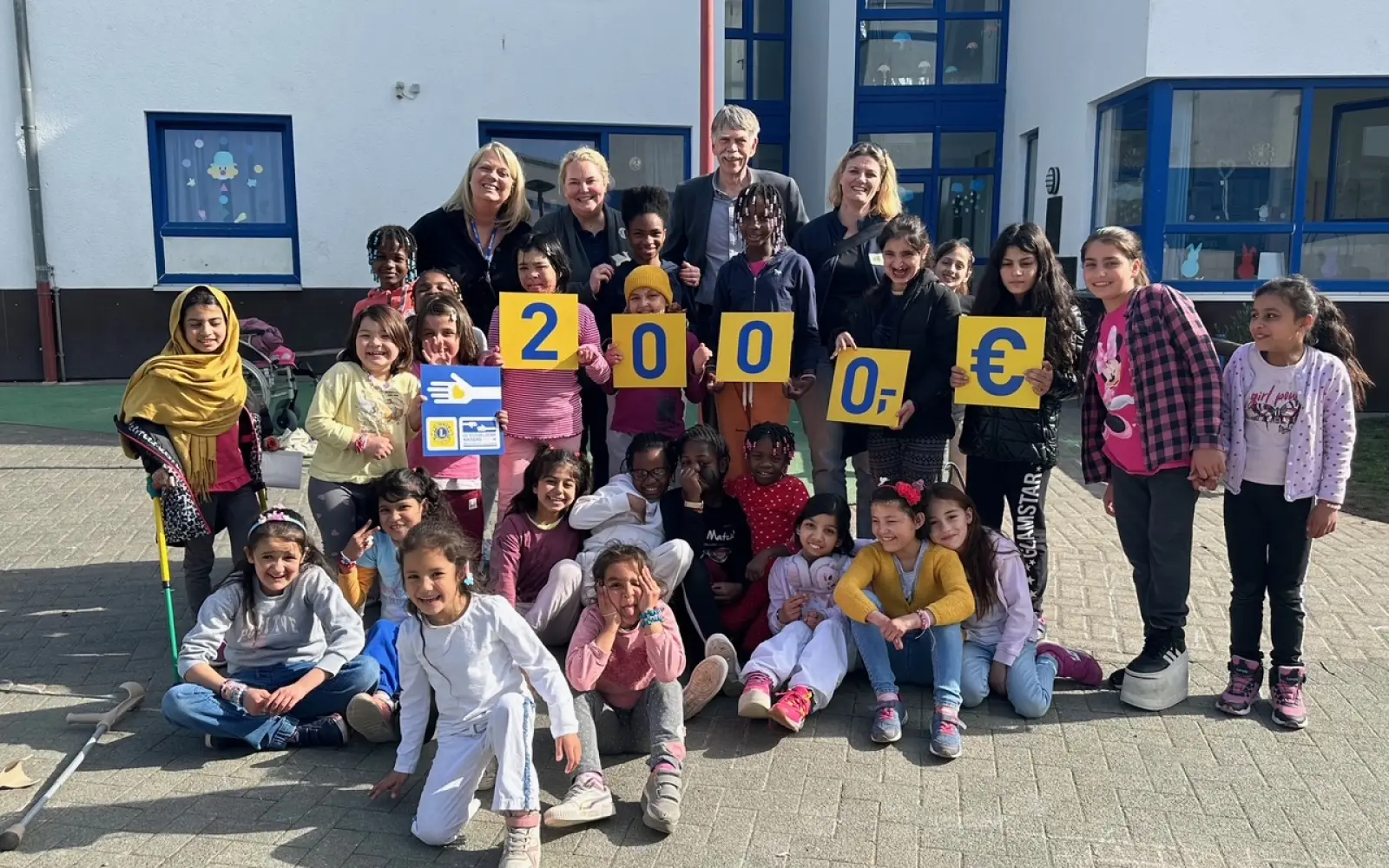 Zur Spendenübergabe trafen sich in Oberhausen (von links) Constanze von Gerkan (Friedensdorf International), Stefanie Winiarz (Präsidentin Lions Club Düsseldorf-Kaiserswerth), Gerhard Lohe und Christiane Sommer (beide Lions Club Düsseldorf-Kaiserswerth). Foto: Lions Club Düsseldorf-Kaiserswerth