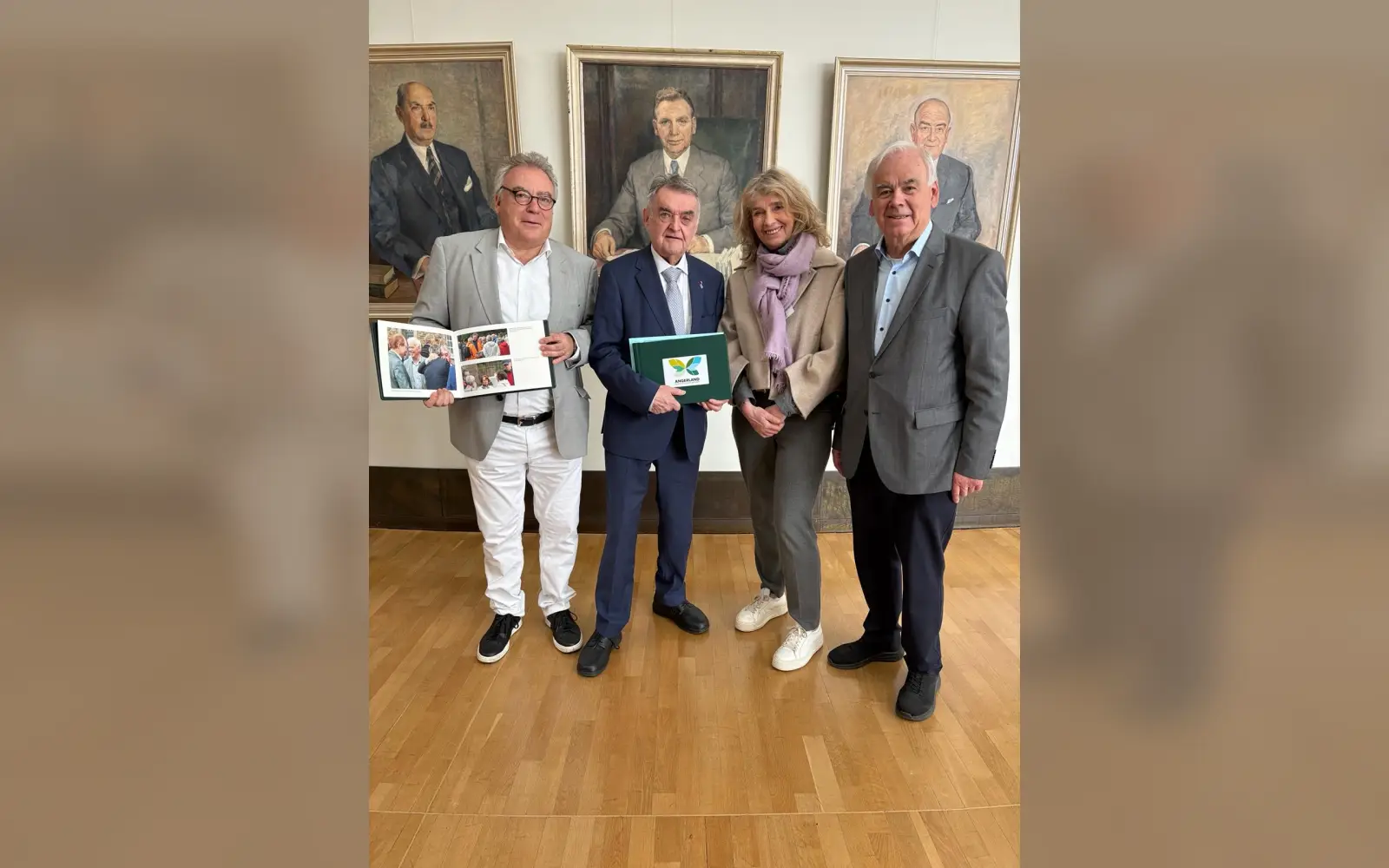 Olaf Lehne, Abgeordneter des Landtages, Innenminister Herbert Reul, Andrea Lindenlaub vom Angermunder Kulturkreis und der ehemalige Düsseldorfer Ratsherr Siegfried Hoymann (v.l.n.r.). Foto: privat