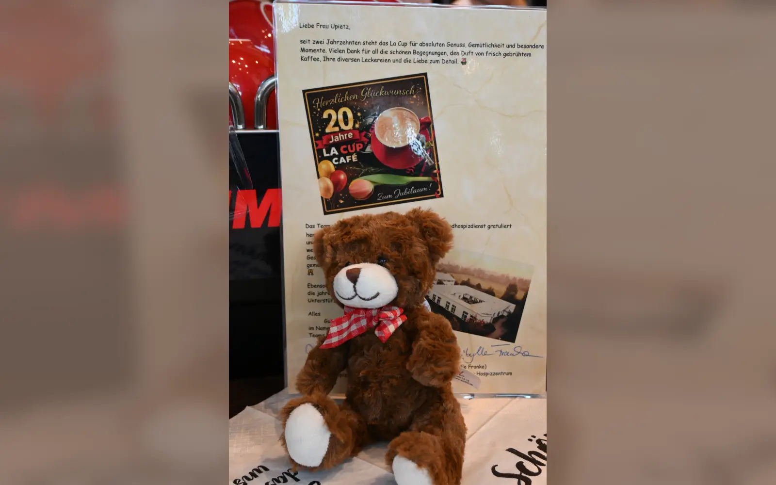 Mit einem Bären und netten Grüßen zum runden Bistro-Jubiläum gratulierten Vertreterinnen aus dem Malteser Hospiz. Foto: sam