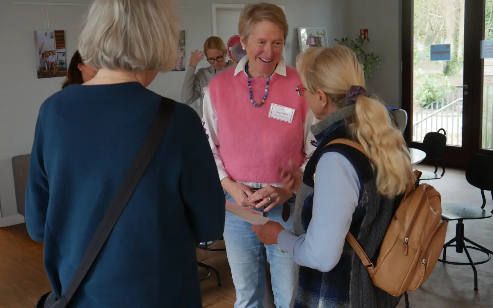 Gründerin Stephanie Maus stand für die Senioren bei Fragen zur Verfügung und freute sich über die Besucherinnen. Foto: cj