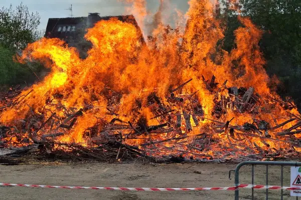 Geselliges Brauchtum: Osterfeuer in der Nachbarschaft