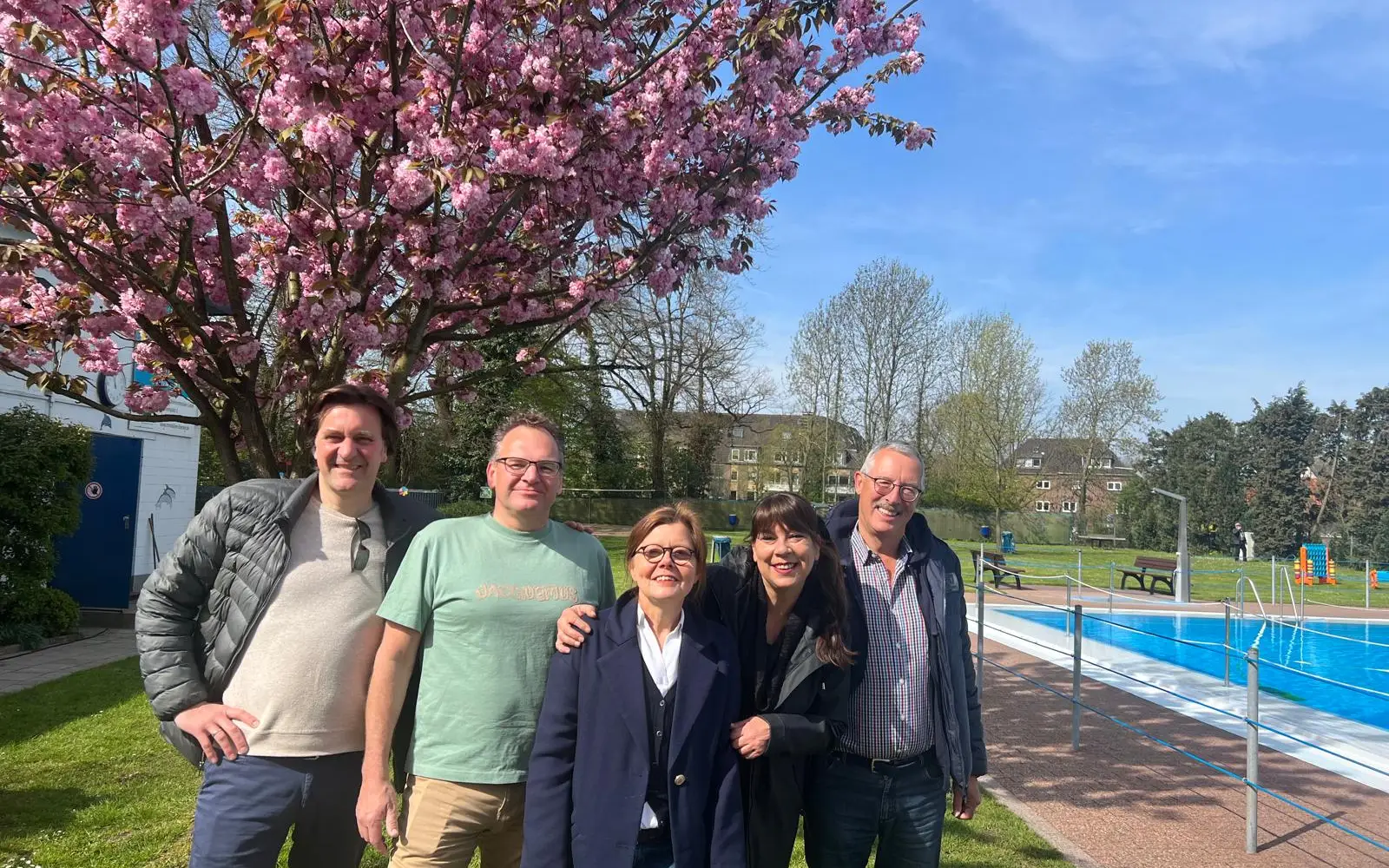 Vorstand und Badleitung des Freibads „Flossen weg" in Kaiserswerth freuen sich auf die Saison 2026 (von links): André Turck, Arnd Christochowitz, Antje Müller-Naber, Kerstin Kürten (Badleitung) und Thomas Teetz. Foto: privat