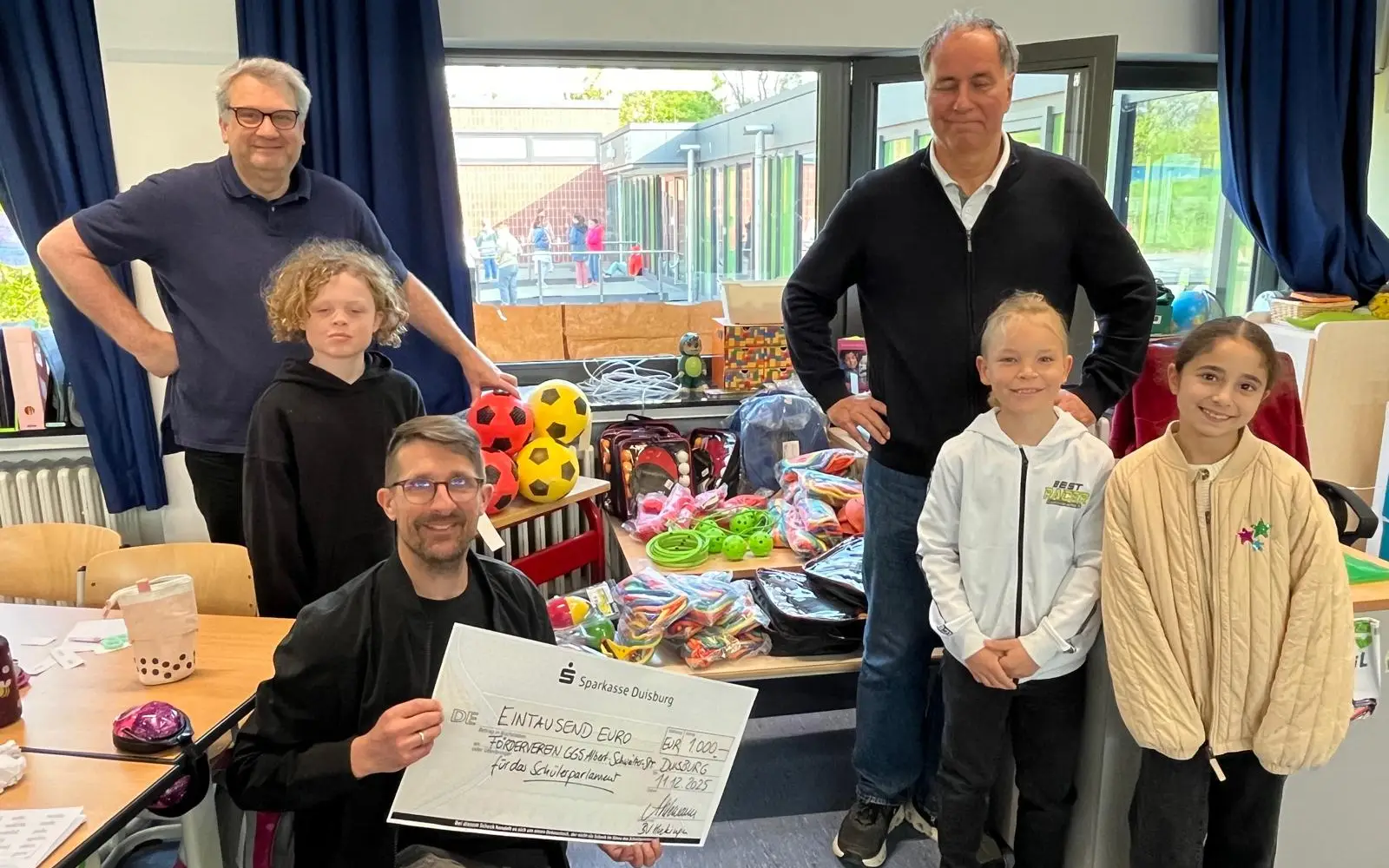 Die Mädchen und Jungen der Grundschule in Huckingen freuen sich über neues Pausen-Spielzeug. Bei der Übergabe waren dabei (von links): Dietmar Ahlemann, Sven Kiesler und Andreas Geselbracht. Foto: privat