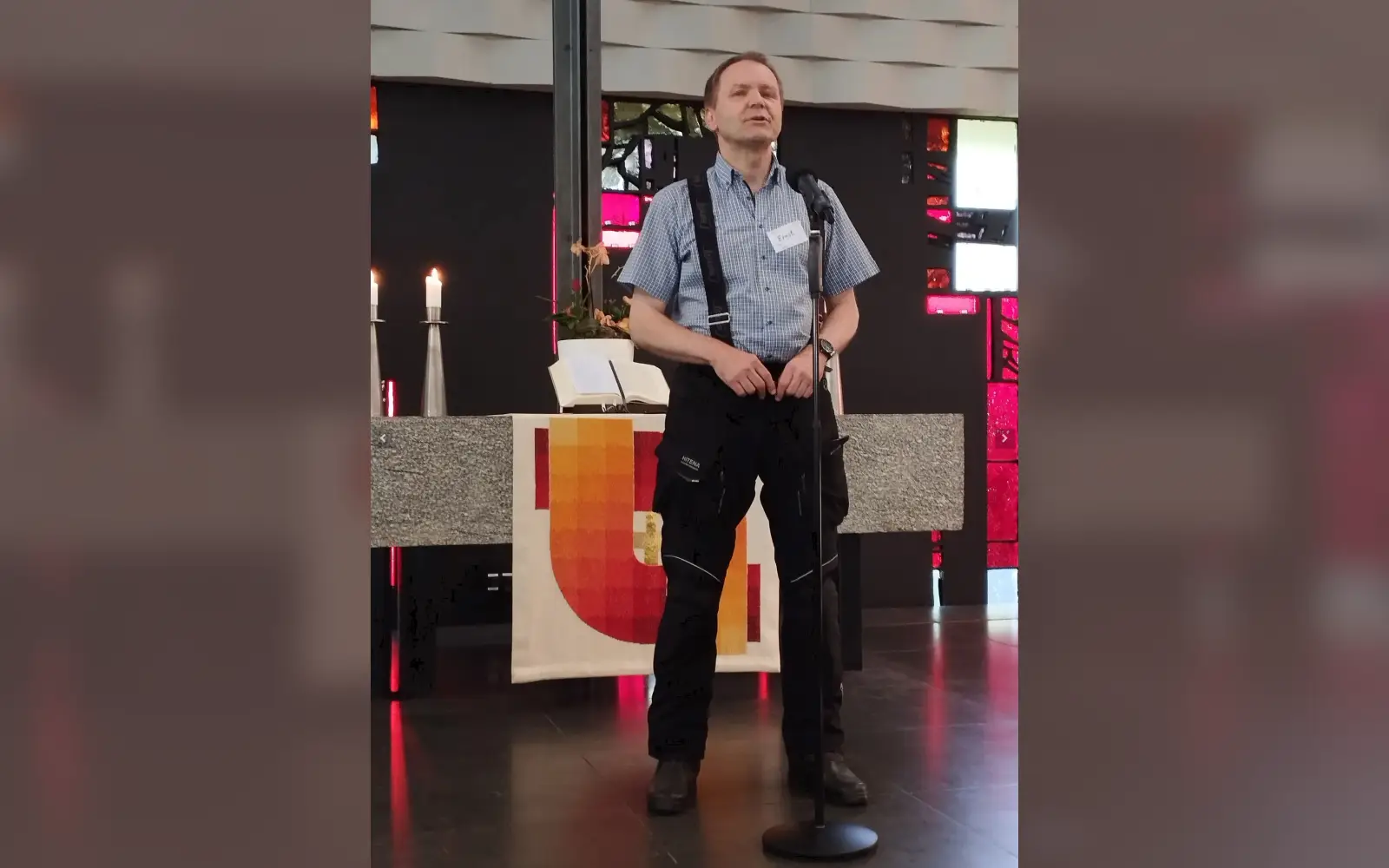 Pfarrer Ernst Schmidt im Lederkombi bei einem früheren Motorradgottesdienst in der Versöhnungskirche Großenbaum.