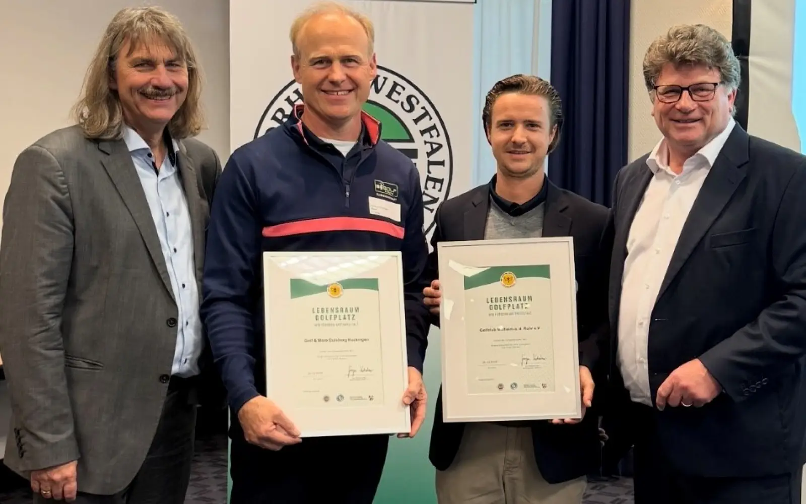 Bei der Auszeichnung für das Engagement für Artenschutz (von links): Dr. Joseph Tumbrinck, Johannes Fülöp („Golf&more“), ein Vertreter des Golfclubs Mülheim an der Ruhr sowie Hans-Georg Blümer, GF Golfverband NRW. Foto: privat


