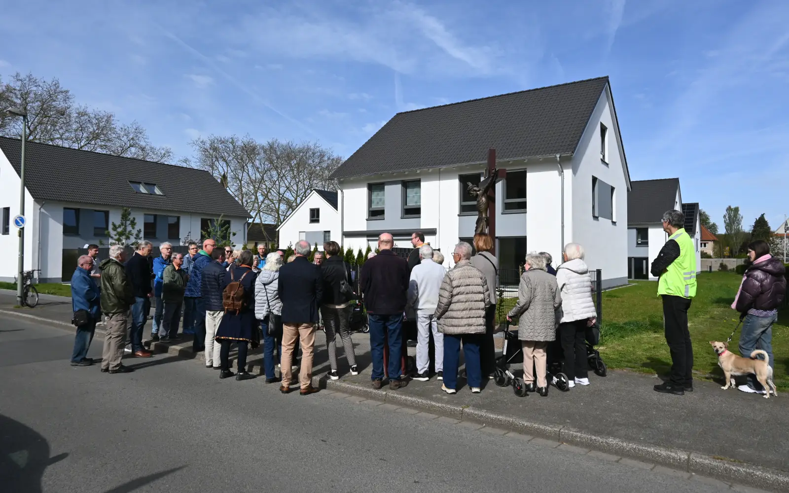 Auf dem 4.700 Quadratmeter Areal, auf dem bis 2021 die Kirche St. Joseph in Wedau stand, sind mittlerweile 15 Einfamilien- und neun Reihenhäuser sowie sechs Doppelhaushälften entstanden. Foto: sam