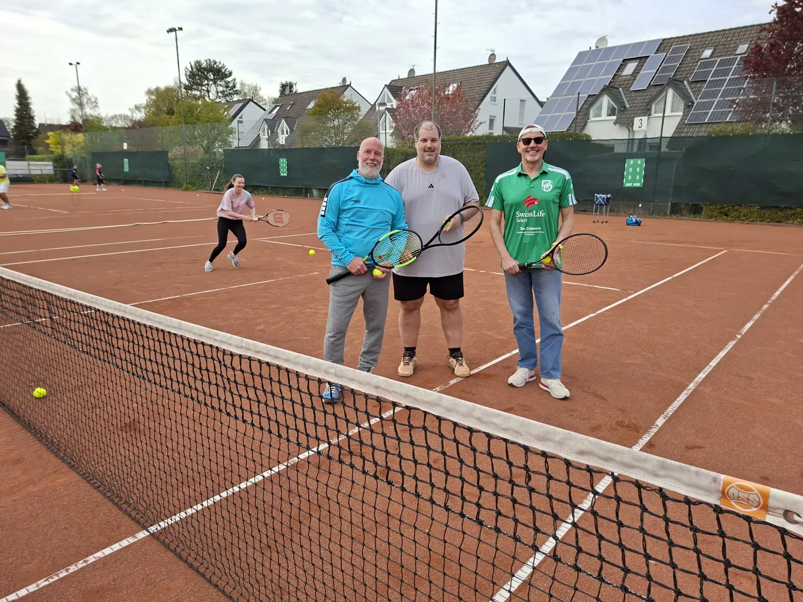 Sportwart Holger Müller, Abteilungsleiter Marko Milatovic und Sportwart Volker Kukuk ermöglichen das Tennisspielen in Bissingheim. Foto: privat