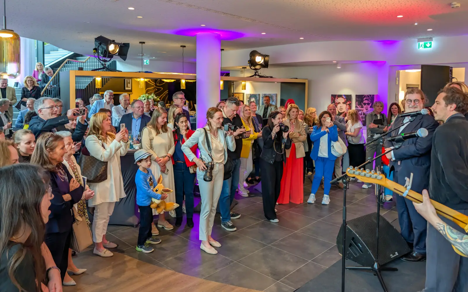 Max Giesinger und seine Band treten auf der Lobby-Bühne des Hotels auf. Foto: ah