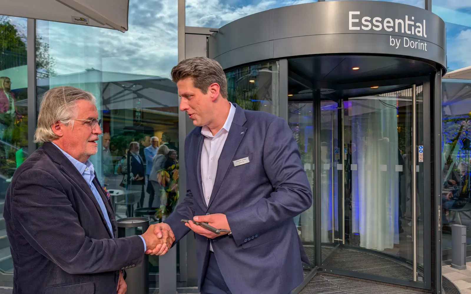 Patrick Schwarz-Schütte von der Black Horse Investments GmbH (links) übergibt Hoteldirektor Christian Schulte den symbolischen Schlüssel am Eingang des neuen Essential by Dorint Düsseldorf Deiker Höfe. Foto: ah