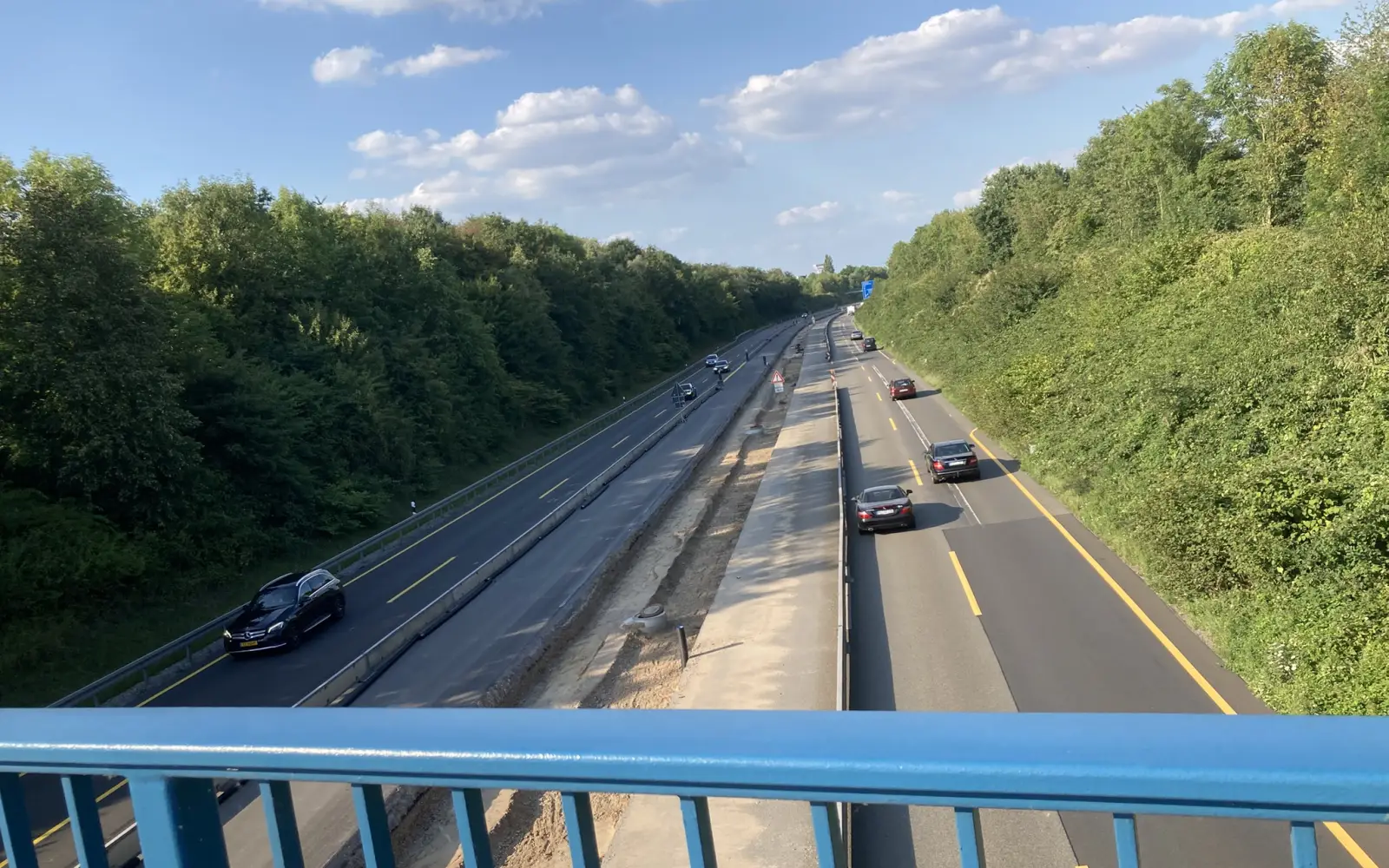 Ab Mai beginnen die Arbeiten im rechten Fahrstreifen sowie Standstreifen in Fahrtrichtung Dinslaken. Mittlerweile sind die Arbeiten in Fahrtrichtung Düsseldorf einschließlich Mittelstreifen abgeschlossen. Archivfoto: sam
