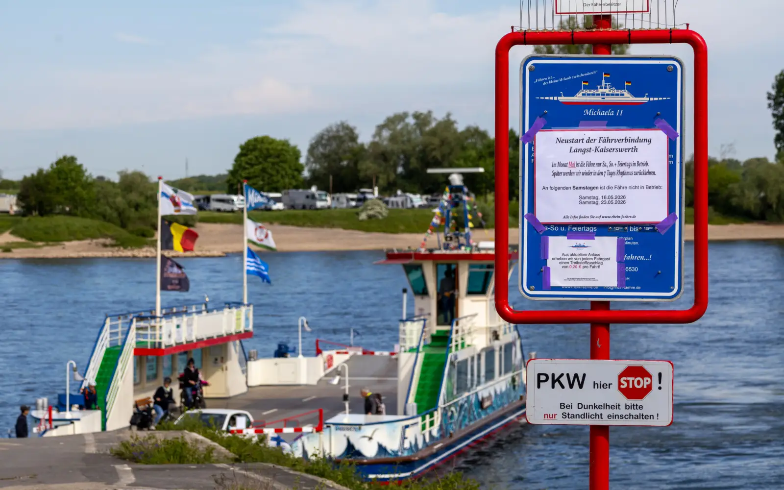 Am Anleger in Kaiserswerth informiert ein Aushang über den Saisonstart und die Fahrtage im Mai. Foto: ah