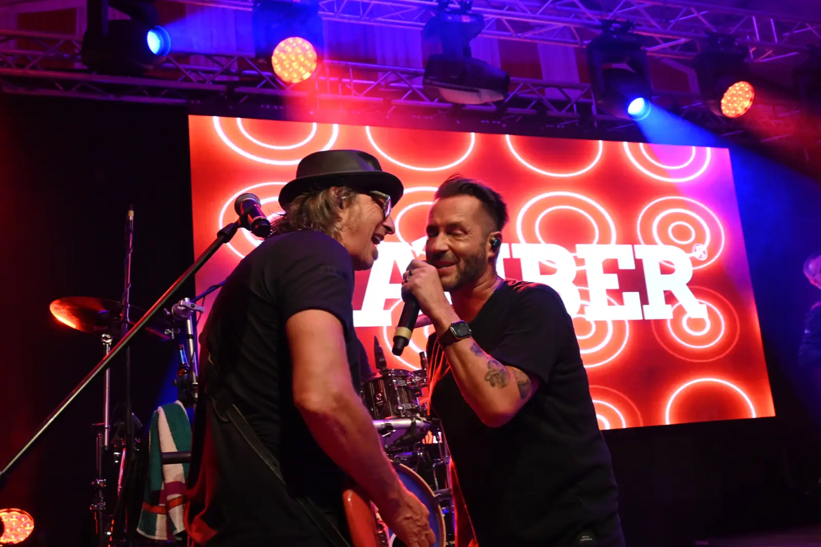 Mit ihrem zweistündigen Konzert begeisterten die "Räuber" die Gäste im Festzelt an der Barberstraße. Foto: sam