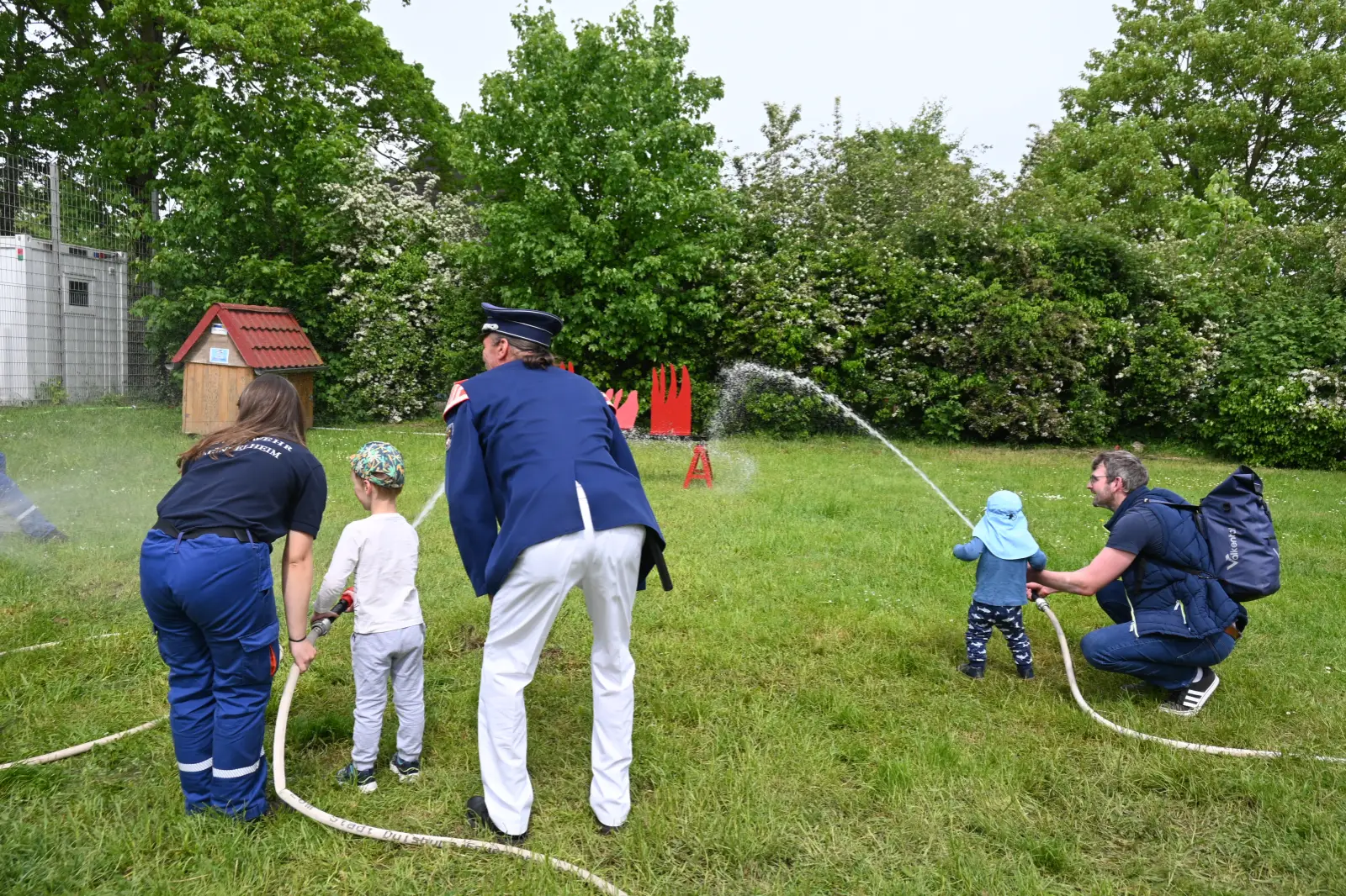 Beim Familientag hatten die Kinder die Möglichkeit, mit einem Feuerwehrschlauch das Löschen zu üben. Foto: sam