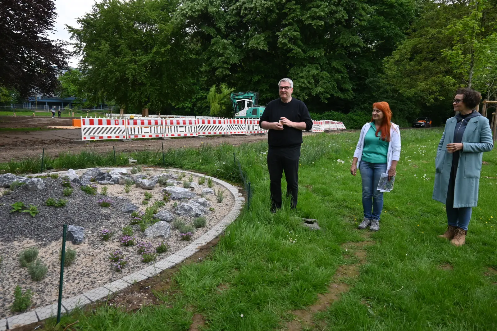 Erläuterten die wesentlichen Punkte zum Vorgarten, der selbst an steilen Grundstücken angelegt werden kann (von links): Dietmar Ahlemann, Britta Söntgerath und Petra Kühn. Foto: sam