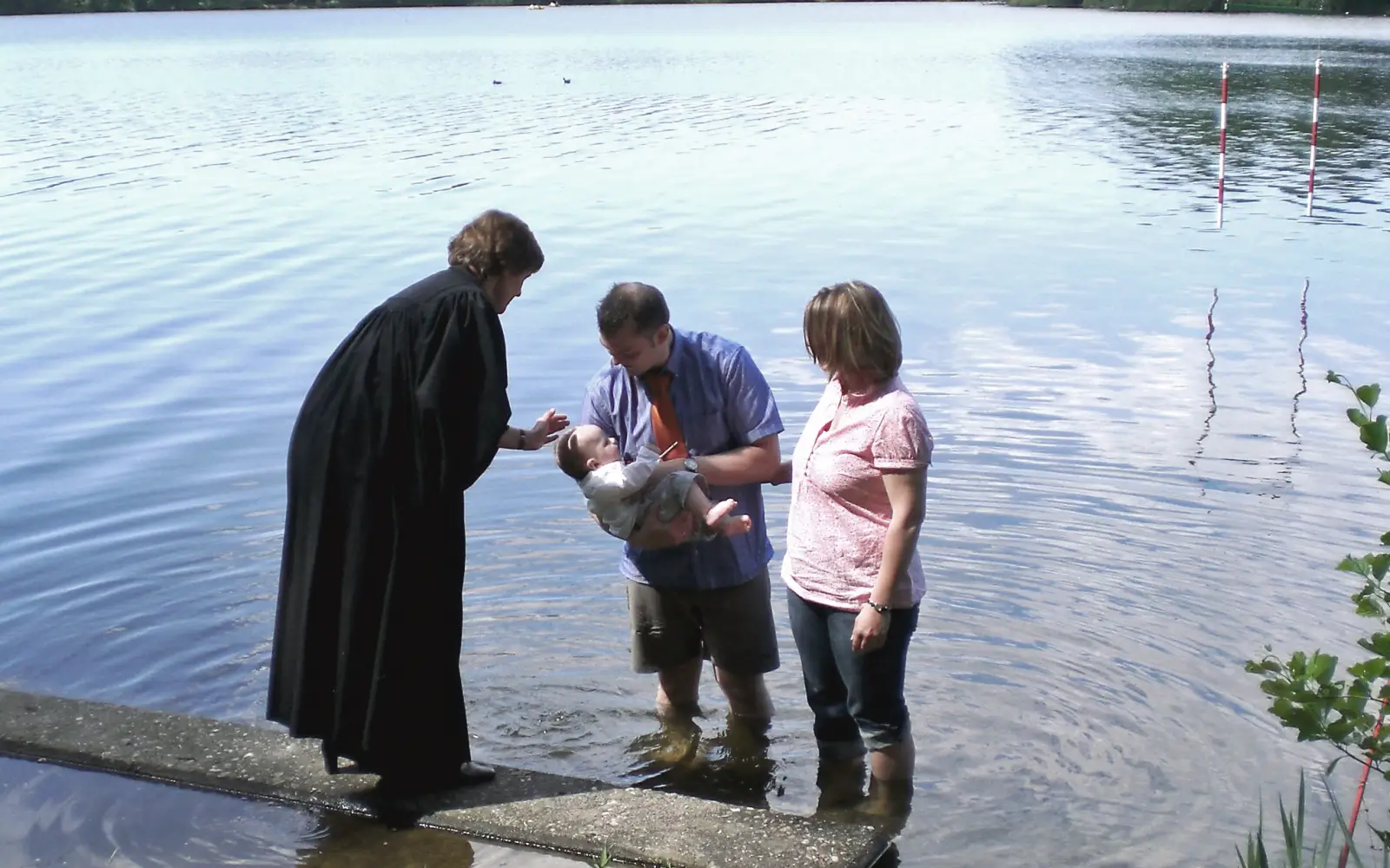 Vor einige Jahren taufte Pfarrerin Ute Sawatzki an Pfingsten am Wambachsee ein Kind im Wasser. Es wurde von den Eltern begleitet. Archivfoto: trinitatis-duisburg.de