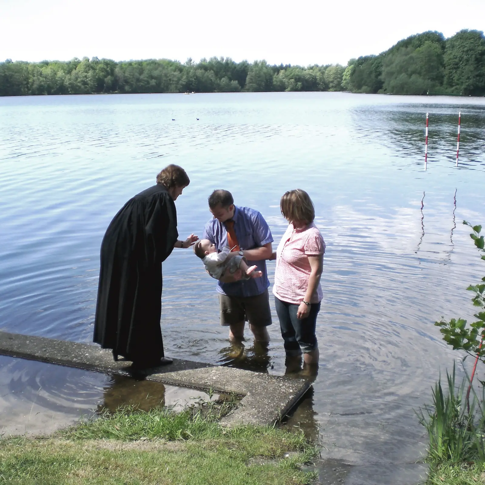 Vor einige Jahren taufte Pfarrerin Ute Sawatzki an Pfingsten am Wambachsee ein Kind im Wasser. Es wurde von den Eltern begleitet. Archivfoto: trinitatis-duisburg.de