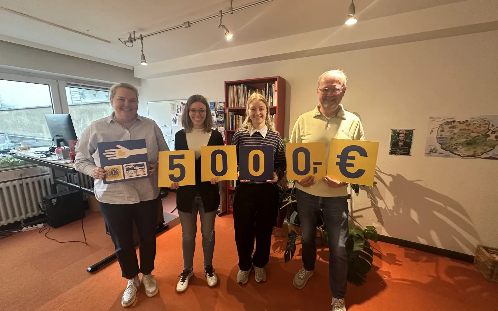 5.000 Euro aus dem Erlös des elften Lions-Adventskalenders gingen bei der Spendenübergabe an ProMädchen Mädchenhaus Düsseldorf (von links Stefanie Winiarz vom Lions Club Düsseldorf-Kaiserswerth, Sarah Pastor und Nele Saueressig vom ProMädchen Mädchenhaus sowie Rene Janssen vom Lions Club). Foto: Lions Kaiserswerth
