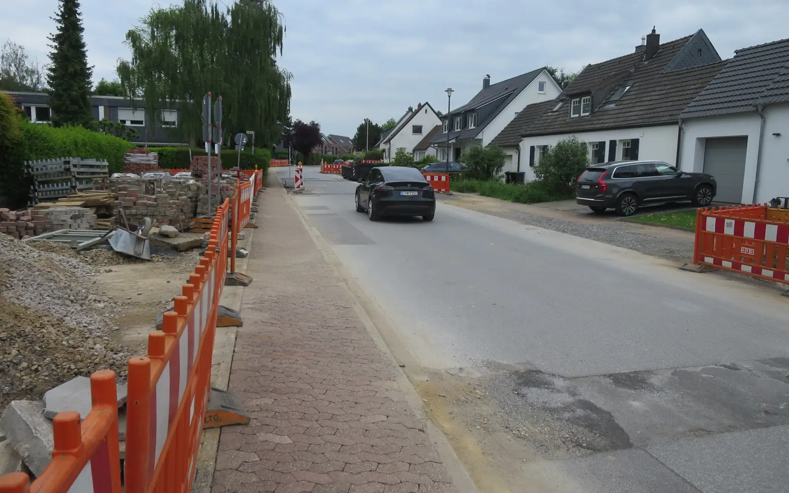 Auf der Zeppenheimer Straße sind bis Haus Nr. 29 die Bauarbeiten weit
fortgeschritten, aber noch nicht alle Gräben wieder verfüllt und nicht alle
Absperrungen abgeräumt. Foto: hs