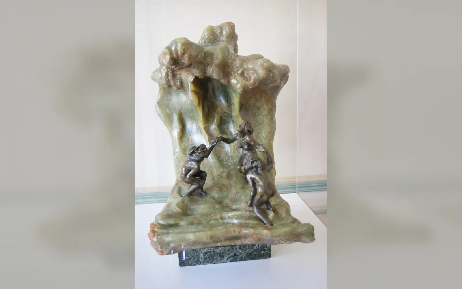 La Vague (1897) – Die Welle – von Camille-Claudel, ausgestellt im Claudel-Raum des
Musée Rodin. Diese Skulptur gilt als eines ihrer Meisterwerke und wurde ursprünglich in
Gips ausgearbeitet sowie 1898 bis 1903 in mehreren Exemplaren in Onyx und Bronze
hergestellt. Foto: <a href="https://commons.wikimedia.org/wiki/User:Lomita" target="_blank" rel="noopener">Lomita</a>,
<em>La Vague</em> von Camille Claudel (Musée Rodin),
<a href="https://creativecommons.org/licenses/by-sa/3.0/deed.de" target="_blank" rel="noopener license">CC BY-SA 3.0</a>,
via <a href="https://commons.wikimedia.org/wiki/File:L62_-_Mus%C3%A9e_Rodin_-_Camile_Claudel_-_La_Vague.JPG" target="_blank" rel="noopener">Wikimedia Commons</a>